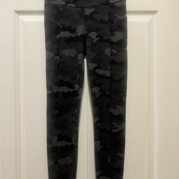 Cabi Women’s Camo Legging. Full length. Size XS. Pockets. EUC. - Picture 3 of 6
